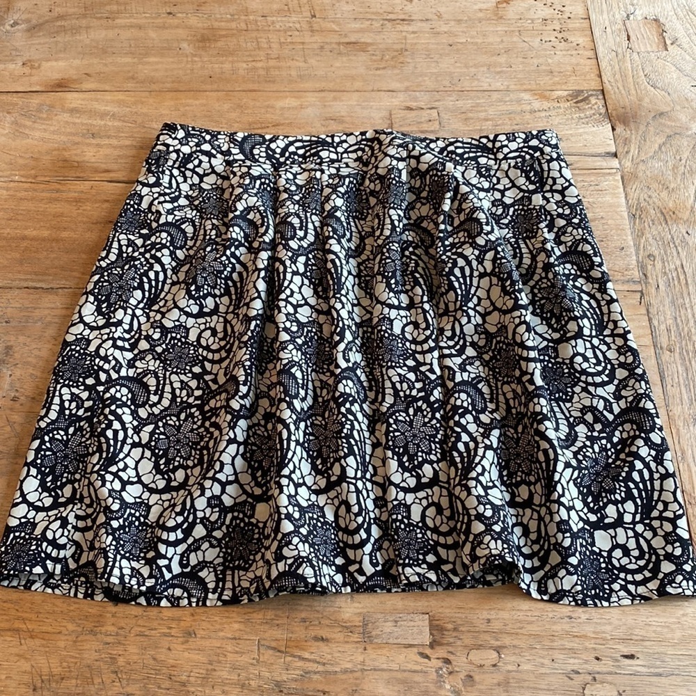 Hinge Black & Beige Floral A-Line Mini Skirt Size 8 | 90s Vibes Office Chic